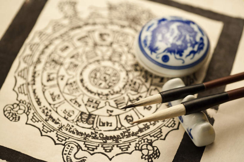 无人,横图,俯视,室内,特写,白天,桌面,桌子,静物,阴影,朦胧,模糊,反射,木制,笔,毛笔,影子,陶瓷,办公用品,陶瓷制品,文具,木制品,学习用品,笔架,文具用品,彩图,高角度拍摄,笔搁,笔格