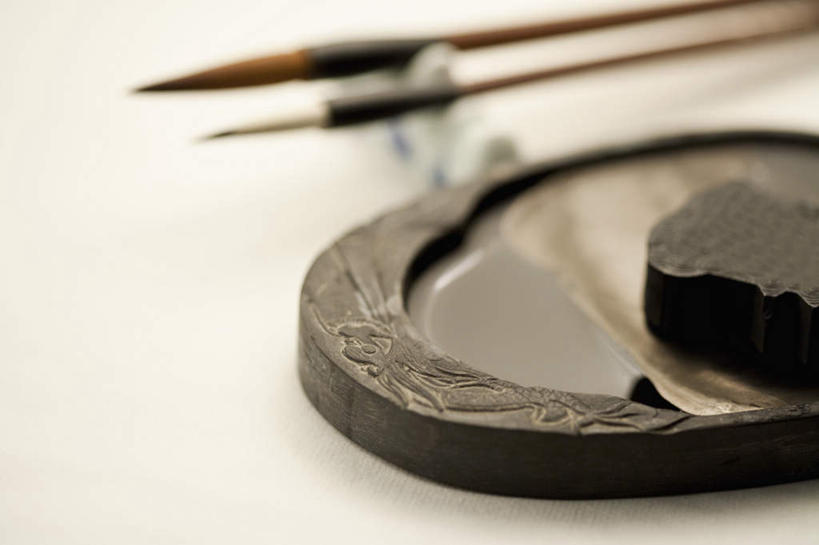 无人,横图,俯视,室内,特写,白天,桌面,桌子,静物,阴影,朦胧,模糊,反射,木制,笔,毛笔,砚台,影子,陶瓷,办公用品,陶瓷制品,砚,文具,木制品,学习用品,摄影,影棚,笔架,文具用品,文房四宝,彩图,高角度拍摄,影棚拍摄,拍摄,笔搁,笔格