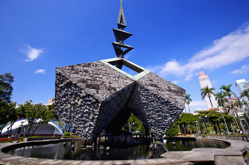 无人,高楼大厦,横图,室外,白天,仰视,旅游,度假,办公楼,植物,标志建筑,大厦,地标,建筑,摩天大楼,写字楼,棕榈树,叶子,雕塑,台湾,中国,亚洲,阴影,艺术,装饰,光线,雕刻,雕像,影子,云,云朵,绿叶,云彩,娱乐,建设,树,树木,蓝色,绿色,白云,蓝天,天空,阳光,自然,工艺品,楼宇,天,享受,休闲,嫩叶,旅游胜地,商务楼,放松,生长,晴朗,成长,纪念,美术,主题,陈列,东亚,棕榈叶,台北,港澳台,中华人民共和国,省会,功能,美学,台北市,台湾省,中正区,叶,叶片,晴空,彩图,低角度拍摄,大楼,高层建筑,高楼,摩天楼,二二八和平公园,台