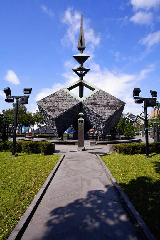 无人,竖图,室外,白天,正面,旅游,度假,草地,草坪,植物,标志建筑,道路,地标,建筑,路,路灯,照明,雕塑,台湾,中国,亚洲,阴影,艺术,装饰,光线,雕刻,雕像,影子,云,云朵,小路,灯光,交通,云彩,娱乐,建设,灯,草,蓝色,绿色,白云,蓝天,天空,阳光,工艺品,天,享受,休闲,旅游胜地,放松,晴朗,纪念,照亮,美术,照明设备,主题,陈列,东亚,台北,港澳台,中华人民共和国,省会,功能,美学,台北市,台湾省,中正区,晴空,彩图,二二八和平公园,台