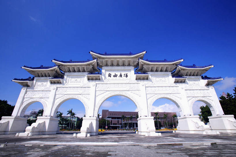 无人,横图,室外,白天,仰视,旅游,度假,石头,植物,门,标志建筑,地标,建筑,雕塑,台湾,中国,亚洲,一排,阴影,艺术,整齐,装饰,光线,标志,雕刻,牌匾,石子,瓦片,文字,影子,字符,墙,云,云朵,拱门,云彩,瓦,文化,娱乐,标识,建设,墙壁,墙面,树,树木,排列,蓝色,绿色,白云,蓝天,天空,阳光,自然,工艺品,门框,天,享受,休闲,汉字,旅游胜地,放松,建造,生长,晴朗,成长,纪念,美术,蒋介石纪念堂,中正纪念堂,队列,中文,主题,陈列,东亚,屋瓦,台北,港澳台,中华人民共和国,省会,功能,美学,国文,华文,台北市,台湾省,蒋公纪念堂,中正区,石块,晴空,彩图,低角度拍摄,自由广场,台