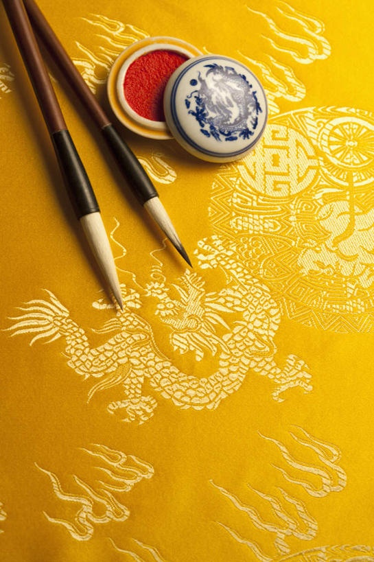 无人,竖图,俯视,室内,特写,白天,成功,桌面,桌子,静物,刺绣,花纹,艺术,透明,木制,龙,笔,布,毛笔,图案,手工艺品,办公用品,辉煌,布纹,文化,文具,黄色,木制品,学习用品,工艺品,健康,摄影,活泼,影棚,希望,暖色,布匹,文具用品,高雅,高贵,图腾,传说,光辉,印泥,自信心,品位,祥瑞,灵兽,权势,尊荣,光明,功名,轻快,幸运,彩图,高角度拍摄,影棚拍摄,拍摄,女红,针绣,针黹,黹