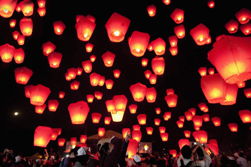 东方人,站,横图,室外,夜晚,仰视,照明,亚洲,行人,游客,游人,阴影,服装,节日,朦胧,模糊,光线,灯笼,影子,纸灯笼,灯光,许多人,注视,休闲装,黄种人,文化,路人,旅客,衣服,灯具,观察,看,祈祷,站着,一群人,休闲,健康,休闲服,许愿,服饰,观看,纪念,祈求,照亮,察看,照明设备,关注,孔明灯,过客,平安,男人,男性,年轻男性,年轻女性,女人,女性,中年男性,中年女性,亚洲人,站立,半身,彩图,低角度拍摄,天灯