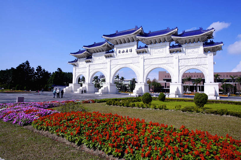 东方人,走,横图,室外,白天,仰视,旅游,度假,草地,草坪,花海,花圃,石头,植物,门,标志建筑,地标,建筑,叶子,雕塑,台湾,中国,亚洲,一排,行人,游客,游人,阴影,服装,艺术,整齐,装饰,盛开,光线,标志,雕刻,石子,瓦片,文字,影子,字符,墙,云,云朵,拱门,许多人,花蕾,云彩,瓦,注视,休闲装,黄种人,文化,娱乐,标识,建设,路人,旅客,墙壁,墙面,草,花,花瓣,花朵,花卉,鲜花,树,树木,排列,衣服,蓝色,绿色,白云,蓝天,天空,阳光,自然,工艺品,门框,花丛,花束,花田,天,花苞,花蕊,观察,看,一群人,享受,休闲,休闲服,汉字,旅游胜地,放松,建造,服饰,生长,晴朗,成长,观看,纪念,美术,察看,蒋介石纪念堂,中正纪念堂,队列,关注,中文,主题,陈列,东亚,屋瓦,台北,港澳台,中华人民共和国,省会,功能,美学,国文,华文,台北市,台湾省,过客,蒋公纪念堂,中正区,男人,男性,女人,女性,中年男性,中年女性,亚洲人,石块,晴空,步行,散步,走路,半身,彩图,低角度拍摄,自由广场,台