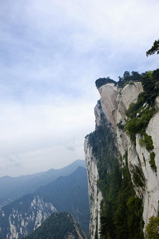无人,竖图,室外,白天,正面,旅游,度假,华山,石头,美景,森林,山,山脉,树林,植物,中国,亚洲,阴影,光线,石子,影子,景观,山顶,山峰,悬崖,云,云朵,山峦,云彩,娱乐,树,树木,蓝色,绿色,白云,蓝天,天空,阳光,自然,群山,天,享受,休闲,景色,放松,生长,晴朗,成长,自然风光,东亚,沉积岩,陕西,陕西省,华阴市,中华人民共和国,绝壁,西北地区,陕,颠峰,极峰,水成岩,奇险天下第一山,西岳,西岳华山,石块,岩石,晴空,彩图,华阴