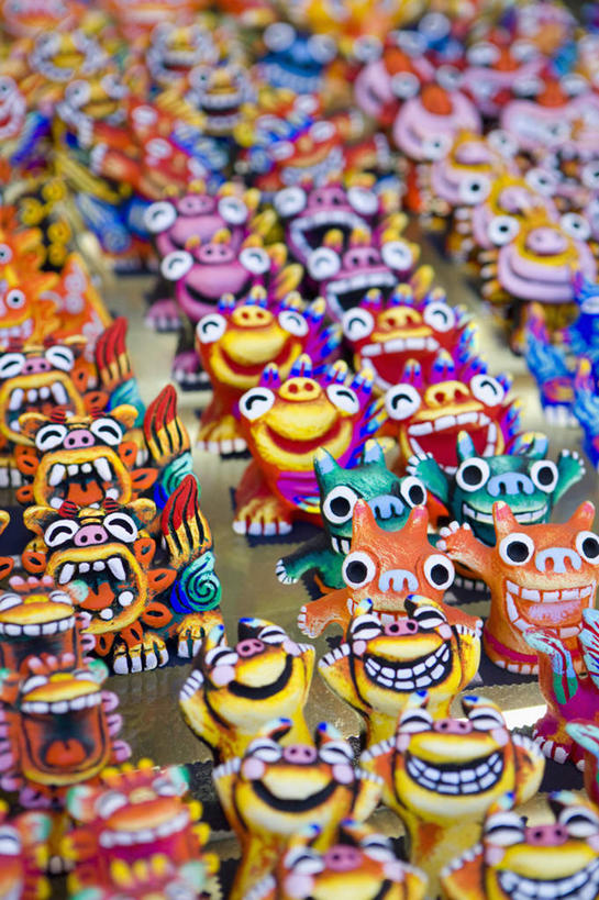 无人,竖图,俯视,彩色,室外,特写,白天,静物,雕塑,日本,亚洲,一排,许多,朦胧,模糊,艺术,整齐,装饰,并列,并排,雕刻,雕像,陶瓷,陶瓷制品,很多,冲绳,那霸,排列,工艺品,纪念,五颜六色,美术,色彩斑斓,冲绳县,队列,主题,五彩缤纷,平行,陈列,东亚,琉球群岛,日本国,九州地方,功能,美学,县厅,五彩斑斓,那霸市,五光十色,彩图,高角度拍摄