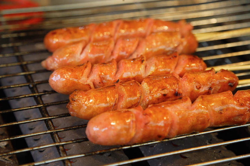 无人,横图,俯视,室内,特写,白天,烧烤,一排,许多,阴影,朦胧,模糊,整齐,反射,影子,香肠,烤架,腊肠,烤肉,五根,排列,铁架,队列,彩图,高角度拍摄