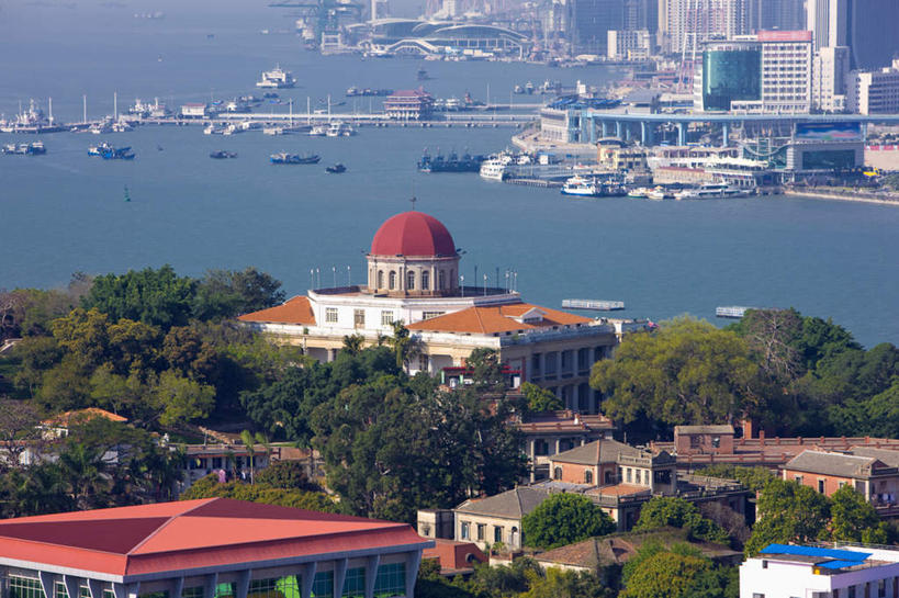 无人,家,高楼大厦,横图,俯视,室外,白天,度假,河流,美景,树林,水,植物,城市风光,标志建筑,城市,大厦,地标,建筑,摩天大楼,鼓浪屿,中国,亚洲,房屋,屋子,河水,景观,水流,公寓,建筑群,娱乐,建设,厦门,洋房,楼房,住宅,树,树木,绿色,自然,享受,休闲,景色,放松,生长,成长,福建,东亚,福建省,厦门市,中华人民共和国,华东地区,闽,彩图,高角度拍摄,房子,大楼,高层建筑,高楼,摩天楼,鹭岛,厦门岛