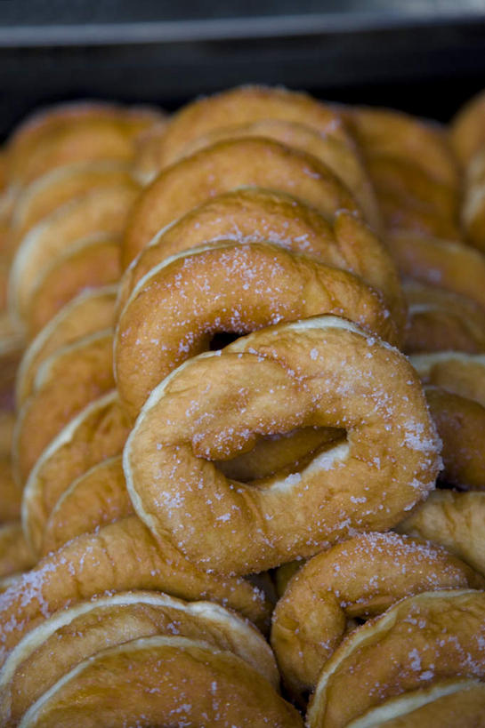 点心,面包,无人,竖图,俯视,室外,特写,白天,一堆,许多,阴影,堆叠,堆积,反射,影子,食品,面点,食物,糕点,甜甜圈,堆,多纳滋面包,唐纳滋,面包圈,彩图,高角度拍摄