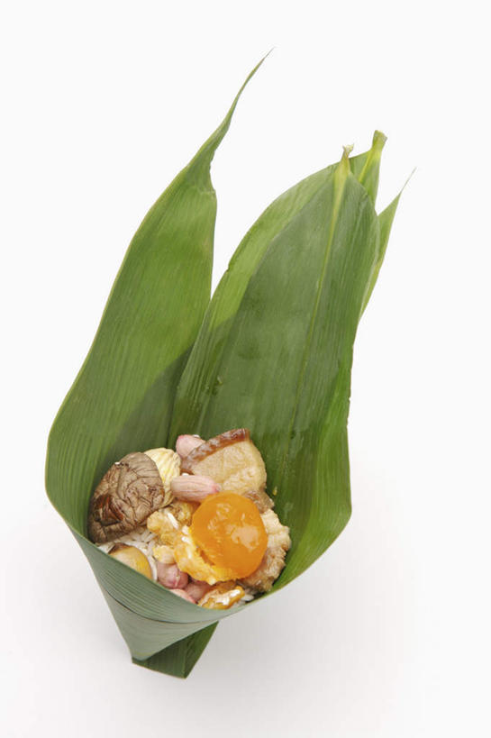 无人,竖图,俯视,室内,特写,白天,白色背景,叶子,端午节,阴影,节日,庆祝,反射,影子,粽叶,蛋黄,绿叶,粽子,文化,庆典,嫩叶,摄影,影棚,纪念,箬叶,芦苇叶,角黍,筒粽,叶,叶片,彩图,高角度拍摄,影棚拍摄,拍摄,蛋黄肉粽