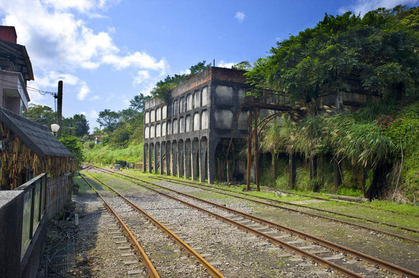 无人,横图,室外,白天,正面,度假,美景,树林,植物,城市风光,城市,路,铁路,车站,台湾,中国,亚洲,阴影,光线,影子,景观,云,云朵,轨道,站台,交通,铁轨,云彩,娱乐,月台,树,树木,蓝色,绿色,白云,蓝天,天空,阳光,自然,天,享受,休闲,景色,放松,运输,生长,晴朗,成长,东亚,台北县,港澳台,中华人民共和国,台湾省,新北,新北市,晴空,彩图,平溪区,台