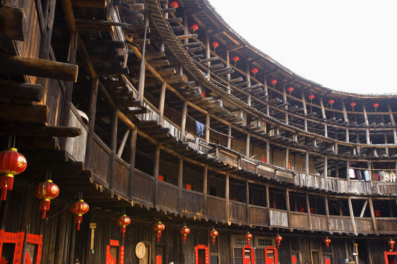 无人,家,栏杆,横图,室外,白天,仰视,旅游,度假,名胜古迹,标志建筑,地标,建筑,照明,中国,亚洲,一排,吊挂,悬挂,遗迹,整齐,灯笼,扶手,纸灯笼,房屋,屋子,挂,古迹,文物,娱乐,建设,古建筑,护栏,楼房,住宅,排列,灯具,享受,休闲,旅游胜地,放松,照亮,照明设备,队列,福建,古文明,东亚,土楼,福建省,南靖县,中华人民共和国,华东地区,闽,漳州,漳州市,彩图,低角度拍摄,房子,福建土楼,客家土楼,客家土围楼,兰水县,圆形围屋