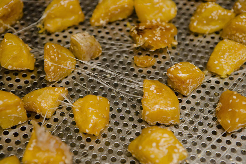 无人,横图,俯视,室内,特写,白天,烧烤,红薯,阴影,反射,影子,烤架,烤肉,小吃,铁架,山芋,甘薯,番薯,地瓜,彩图,高角度拍摄,烘山芋,烤白薯,烤地瓜,烤番薯,烤红薯,煨番薯