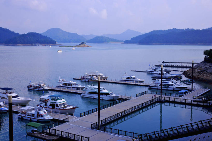 无人,码头,横图,俯视,室外,白天,旅游,度假,湖,湖泊,美景,山,山脉,水,港口,路灯,船,照明,日月潭,台湾,中国,亚洲,阴影,光线,影子,湖面,景观,山峰,水流,水面,云,云朵,灯光,山峦,云彩,娱乐,游轮,游船,灯,蓝色,白云,蓝天,天空,阳光,自然,交通工具,湖水,群山,天,享受,休闲,景色,放松,晴朗,照亮,照明设备,自然风光,载具,东亚,南投县,鱼池乡,港澳台,中华人民共和国,旅游船,台湾省,南投,日月潭国家风景区,晴空,彩图,高角度拍摄,摆渡口,埠头,渡口,渡头,港湾,海港,货运码头,口岸,商港,台