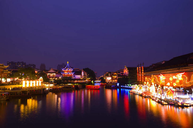 无人,家,寺庙,横图,室外,正面,旅游,度假,名胜古迹,标志建筑,地标,建筑,路灯,照明,南京,中国,亚洲,阴影,节日,遗迹,光线,影子,房屋,屋子,公寓,建筑群,灯光,古迹,文化,文物,娱乐,建设,古建筑,江苏,洋房,楼房,住宅,灯,蓝色,蓝天,天空,庙宇,天,祈祷,享受,休闲,健康,旅游胜地,放松,许愿,宗教,佛教,信仰,纪念,夫子庙,祈求,照亮,照明设备,古文明,东亚,江苏省,南京市,中华人民共和国,华东地区,苏,省会,释教,南京夫子庙,平安,石头城,彩图,房子,庙,寺