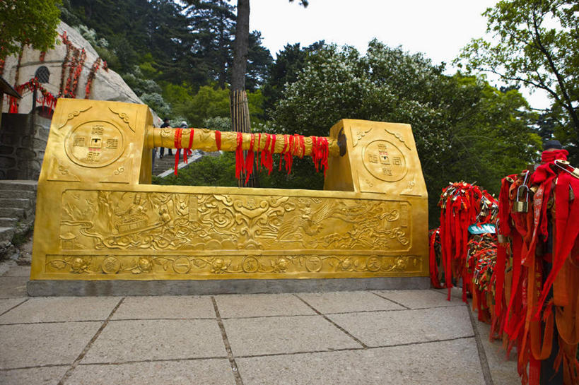 无人,横图,室外,白天,正面,旅游,度假,安全,华山,美景,山,山脉,树林,植物,标志建筑,地标,建筑,雕塑,中国,亚洲,花纹,艺术,装饰,雕刻,雕像,丝绸,丝带,景观,山峰,建筑群,缎带,防护,山峦,娱乐,建设,绸带,锁,树,树木,红色,绿色,自然,工艺品,群山,享受,休闲,景色,放松,生长,成长,纪念,保护,美术,挂锁,自然风光,主题,保险,私密,陈列,东亚,陕西,陕西省,中华人民共和国,功能,美学,保全,周全,安稳,安定,防盗,西北地区,陕,渭南,渭南市,平安,奇险天下第一山,西岳,西岳华山,彩图