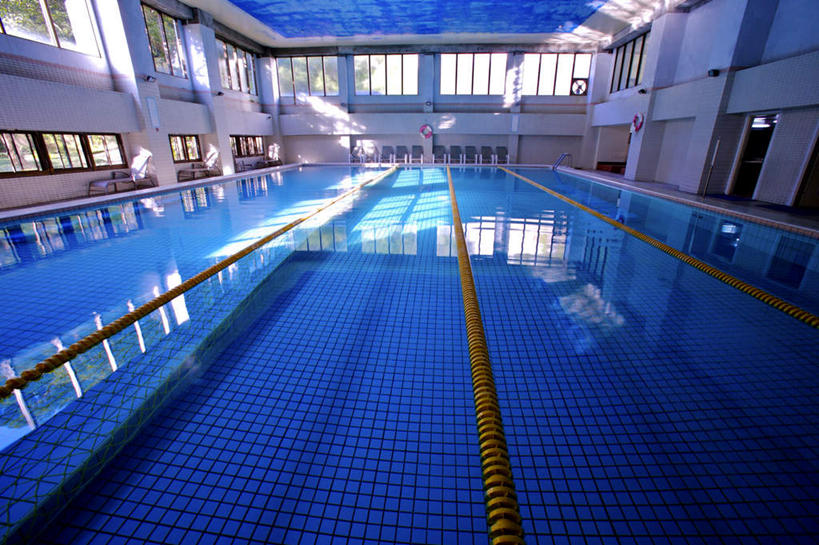 无人,体育馆,游泳池,横图,室内,白天,正面,水,窗户,墙,水池,水面,分界线,泳池,玻璃窗,墙壁,墙面,白色,游泳馆,泳道线,分道线,泳池分割线,彩图