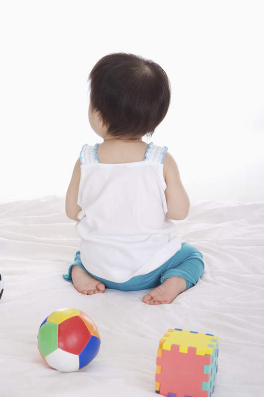 东方人,婴儿,儿童,一个人,坐,竖图,室内,白天,白色背景,游戏,纯洁,智慧,玩具,亚洲,仅一个人,阴影,服装,反射,背心,影子,玩,扭头,黄种人,娱乐,小孩,背面,衣服,转头,休闲,橡胶,积木,可爱,益智,摄影,服饰,活泼,皮球,影棚,活动,思维,衣着,穿着,发泄,消遣,智力,宝宝,想象,橡胶制品,纯真,烂漫,无邪,宣泄,衣饰,空心球,伶俐,天真,亚洲人,孩子,玩耍,嬉戏,坐着,彩图,全身,影棚拍摄,拍摄