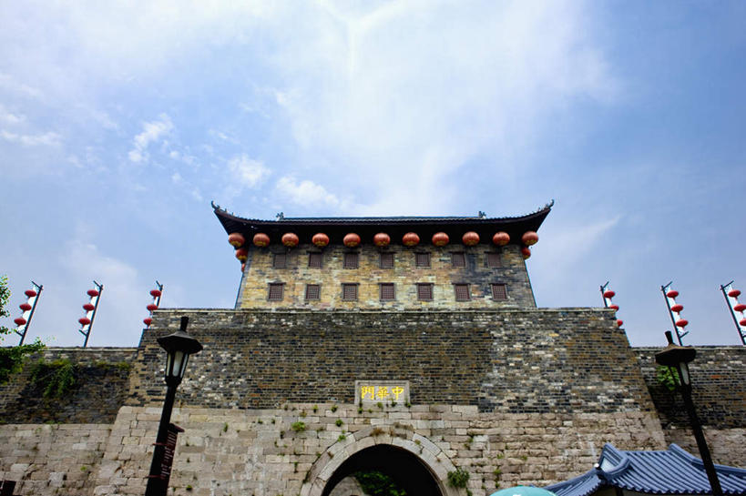 无人,横图,室外,白天,仰视,旅游,度假,名胜古迹,标志建筑,地标,建筑,照明,南京,中国,亚洲,吊挂,悬挂,阴影,遗迹,光线,灯笼,影子,纸灯笼,墙,云,云朵,挂,云彩,古迹,文物,娱乐,城门,建设,城墙,古建筑,江苏,墙壁,墙面,蓝色,白云,蓝天,天空,阳光,灯具,天,享受,休闲,旅游胜地,放松,晴朗,照亮,照明设备,古文明,东亚,江苏省,南京市,中华人民共和国,华东地区,苏,省会,石头城,晴空,彩图,低角度拍摄