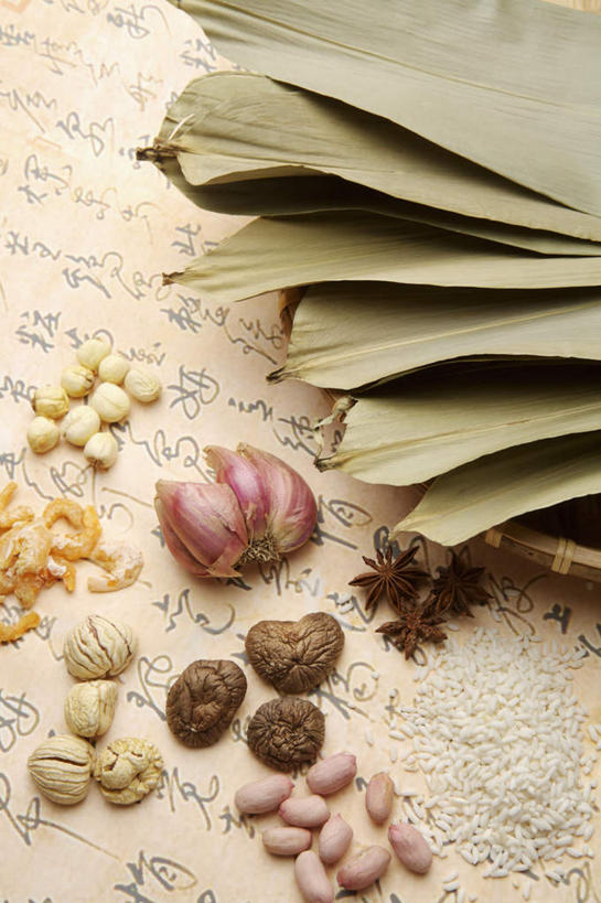 无人,竖图,俯视,室内,特写,白天,植物,豆,花生,一堆,许多,阴影,堆叠,堆积,朦胧,模糊,艺术,芳香,反射,标志,书法,文字,影子,纸,字符,核桃,豆类,豆子,板栗,栗子,坚果,果实,毛栗子,文化,标识,干果,汉字,长生果,堆,棕叶,中文,毛笔字,花生仁,宣纸,豆科,胡桃,落花生,落生,国文,华文,羌桃,毛栗,栗果,栗楔,抗菌,抗免氧化,抑菌,绿色银行,箸叶,纸寿千年,纸中之王,泾县纸,花生米,花生豆,彩图,高角度拍摄,中国书法