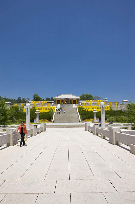 无人,栏杆,竖图,室外,白天,正面,旅游,度假,名胜古迹,树林,植物,标志建筑,地标,建筑,中国,亚洲,阴影,遗迹,光线,扶手,影子,古迹,文物,娱乐,建设,古建筑,护栏,树,树木,蓝色,绿色,蓝天,天空,阳光,自然,天,享受,休闲,墓地,旅游胜地,放松,生长,晴朗,成长,坟墓,陵墓,坟场,古文明,东亚,陕西,陕西省,黄帝陵,黄陵县,万里无云,中华人民共和国,西北地区,陕,延安,延安市,晴空,晴空万里,彩图