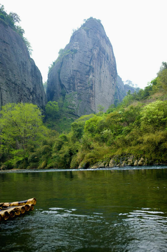无人,竖图,室外,白天,正面,旅游,度假,河流,美景,山,山脉,树林,水,植物,船,武夷山,中国,亚洲,一艘,阴影,光线,影子,河水,景观,山峰,水流,木船,山峦,娱乐,树,树木,蓝色,绿色,蓝天,天空,阳光,自然,交通工具,群山,天,享受,休闲,景色,放松,生长,晴朗,成长,舟,自然风光,载具,福建,东亚,福建省,万里无云,中华人民共和国,华东地区,闽,晴空,晴空万里,彩图,武夷山市