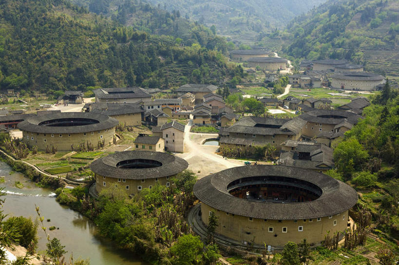 无人,家,横图,俯视,室外,白天,旅游,度假,名胜古迹,山,山脉,树林,植物,标志建筑,地标,建筑,中国,亚洲,遗迹,房屋,屋子,山峰,建筑群,山峦,古迹,文物,娱乐,建设,古建筑,楼房,住宅,树,树木,绿色,自然,群山,享受,休闲,旅游胜地,放松,生长,成长,福建,古文明,东亚,土楼,福建省,南靖县,中华人民共和国,华东地区,闽,漳州,漳州市,彩图,高角度拍摄,房子,福建土楼,客家土楼,客家土围楼,兰水县,圆形围屋