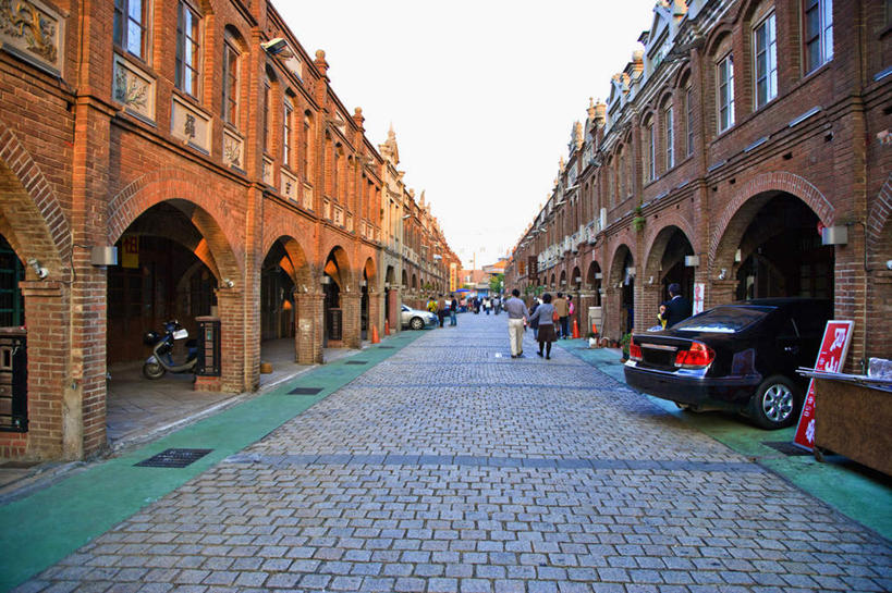 东方人,两个人,家,走,横图,室外,白天,爱情,度假,美景,桌面,桌子,城市风光,城市,道路,路,汽车,台湾,中国,亚洲,一辆,服装,木制,房屋,屋子,景观,公寓,小路,交通,浪漫,休闲装,黄种人,娱乐,洋房,楼房,住宅,车,背面,衣服,木制品,交通工具,轿车,享受,休闲,温暖,温馨,休闲服,景色,恩爱,放松,恋人,服饰,和睦,载具,东亚,港澳台,中华人民共和国,台湾省,新竹,新竹市,男人,男性,年轻男性,年轻女性,女人,女性,亚洲人,情侣,步行,散步,走路,彩图,全身,房子,伴侣,融洽,台