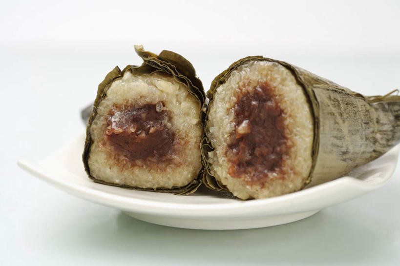 无人,横图,室内,特写,白天,白色背景,正面,餐具,叶子,端午节,切开,阴影,节日,庆祝,反射,碟子,盘,影子,粽叶,绿叶,粽子,文化,盘子,碟,切,庆典,嫩叶,摄影,影棚,纪念,横截面,剖面,切面,箬叶,芦苇叶,角黍,筒粽,端阳节,五月节,午日节,截面,截面图形,叶,叶片,彩图,影棚拍摄,拍摄