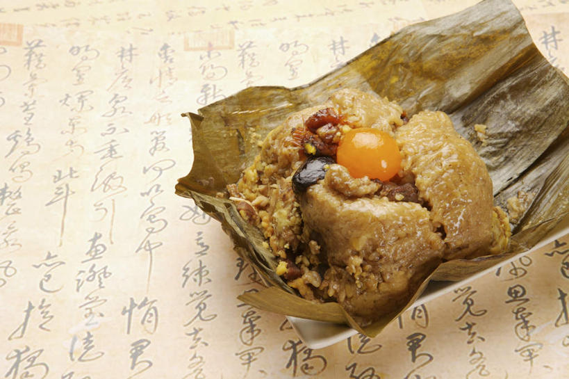 无人,横图,俯视,室内,特写,白天,叶子,端午节,阴影,节日,庆祝,艺术,反射,标志,书法,文字,影子,字符,粽叶,蛋黄,绿叶,粽子,文化,标识,庆典,嫩叶,汉字,纪念,中文,毛笔字,箬叶,芦苇叶,国文,华文,角黍,筒粽,端阳节,五月节,午日节,叶,叶片,彩图,高角度拍摄,中国书法,蛋黄肉粽