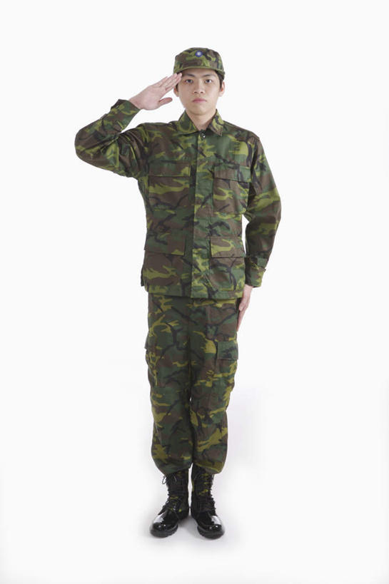东方人,一个人,站,竖图,室内,白天,白色背景,正面,帽子,亚洲,仅一个男性,仅一个人,阴影,反射,影子,注视,黄种人,仅一个年轻男性,观察,看,站着,摄影,军帽,影棚,观看,军人,察看,敬礼,武士,关注,迷彩服,军服,甲士,还礼,伪装服,野战服,作战服,男人,男性,年轻男性,亚洲人,站立,彩图,全身,影棚拍摄,拍摄