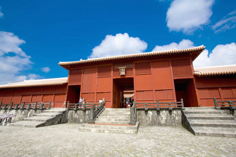 无人,宫殿,横图,室外,白天,仰视,旅游,度假,名胜古迹,楼梯,标志建筑,地标,建筑,日本,亚洲,阴影,遗迹,光线,扶手,影子,阶梯,云,云朵,古城,建筑群,云彩,古迹,文物,娱乐,建设,冲绳,那霸,古建筑,护栏,台阶,蓝色,白云,蓝天,天空,阳光,天,享受,休闲,旅游胜地,放松,晴朗,冲绳县,古文明,东亚,琉球群岛,日本国,九州地方,县厅,那霸市,晴空,彩图,低角度拍摄