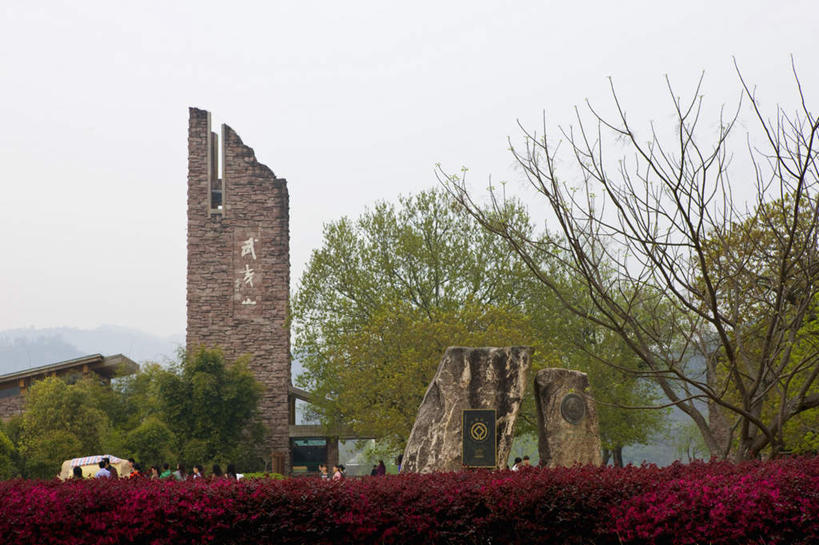 无人,横图,室外,白天,正面,旅游,度假,花海,花圃,名胜古迹,植物,标志建筑,地标,建筑,叶子,雕塑,武夷山,中国,亚洲,阴影,遗迹,艺术,装饰,盛开,光线,雕刻,雕像,影子,枝条,花蕾,古迹,文物,娱乐,建设,古建筑,石雕,石刻,花,花瓣,花朵,花卉,鲜花,树,树木,树枝,红色,蓝色,绿色,蓝天,天空,阳光,石碑,工艺品,花丛,花束,花田,天,花苞,花蕊,享受,休闲,旅游胜地,放松,晴朗,纪念,美术,主题,陈列,福建,古文明,东亚,福建省,万里无云,中华人民共和国,华东地区,功能,美学,闽,虬枝,枝杈,晴空,晴空万里,彩图,碧水丹山,福建第一名山,奇秀甲东南,武夷山市