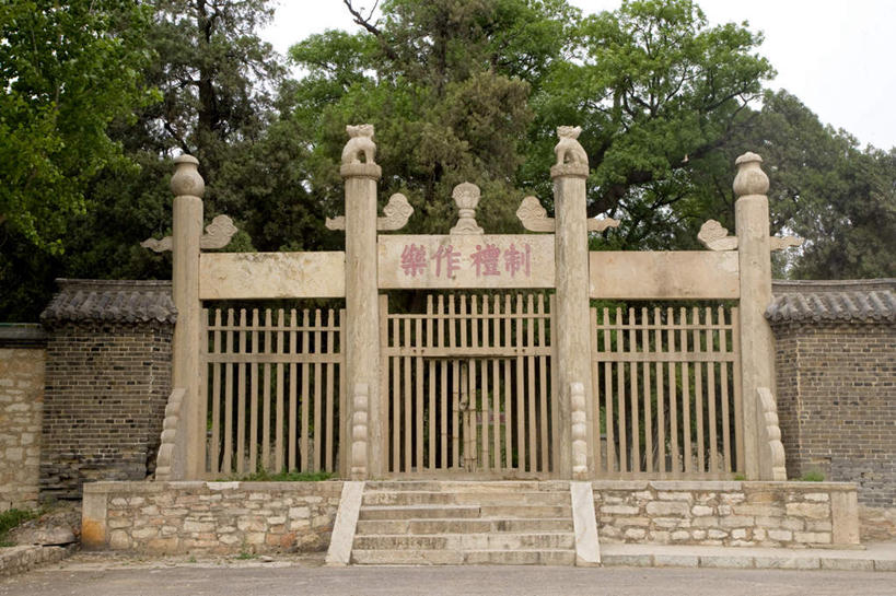 无人,寺庙,横图,室外,白天,正面,旅游,度假,名胜古迹,树林,植物,标志建筑,地标,建筑,中国,亚洲,阴影,节日,遗迹,光线,标志,文字,影子,字符,云,云朵,云彩,古迹,文化,文物,娱乐,标识,建设,古建筑,山东,树,树木,蓝色,绿色,白云,蓝天,天空,阳光,自然,庙宇,天,祈祷,享受,休闲,健康,汉字,旅游胜地,放松,许愿,宗教,佛教,信仰,生长,晴朗,成长,纪念,祈求,中文,古文明,东亚,曲阜,曲阜市,山东省,中华人民共和国,华东地区,国文,华文,鲁,释教,平安,晴空,彩图,庙,寺,文宪王庙,元圣庙,周公庙