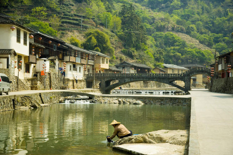 东方人,一个人,家,蹲,横图,室外,白天,侧面,旅游,度假,河流,石头,山,山脉,树林,水,植物,标志建筑,地标,建筑,帽子,中国,亚洲,仅一个年轻女性,仅一个女性,仅一个人,服装,草帽,石子,房屋,屋子,河水,山峰,水流,公寓,建筑群,山峦,注视,休闲装,黄种人,娱乐,建设,洋房,楼房,住宅,树,树木,衣服,绿色,自然,群山,低头,观察,看,享受,休闲,休闲服,旅游胜地,放松,服饰,生长,成长,观看,察看,关注,福建,东亚,福建省,南靖县,中华人民共和国,华东地区,闽,漳州,漳州市,年轻女性,女人,女性,亚洲人,石块,岩石,蹲着,彩图,全身,房子,兰水县