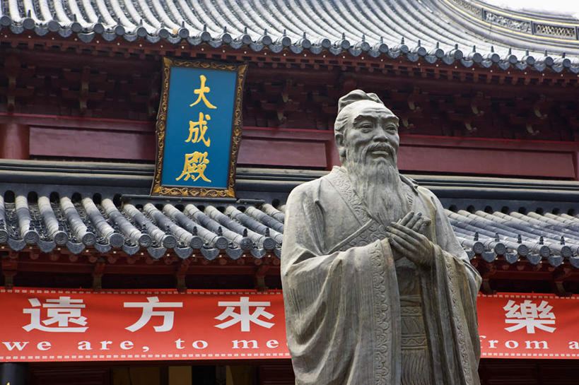 东方人,一个人,无人,寺庙,站,横图,室外,白天,仰视,民族服装,旅游,度假,名胜古迹,标志建筑,地标,建筑,指示牌,雕塑,南京,中国,亚洲,仅一个男性,仅一个人,仅一个中年男性,节日,遗迹,艺术,装饰,英文,标志,雕刻,牌匾,文字,字符,横幅,燃烧,注视,黄种人,古迹,文化,文物,娱乐,标识,建设,古建筑,江苏,石雕,香火,工艺品,庙宇,观察,看,祈祷,站着,享受,休闲,健康,汉字,旅游胜地,放松,许愿,宗教,信仰,观看,纪念,夫子庙,祈求,美术,察看,关注,中文,主题,陈列,古文明,东亚,江苏省,儒家,南京市,孔子,中华人民共和国,华东地区,苏,省会,功能,美学,国文,华文,教育家,思想家,政治家,孔丘,孔圣人,孔仲尼,仲尼,社会活动家,文学家,万世师表,至圣,至圣先师,南京夫子庙,平安,男人,男性,中年男性,亚洲人,石头城,站立,半身,彩图,低角度拍摄,传统服装,民俗服,庙,寺