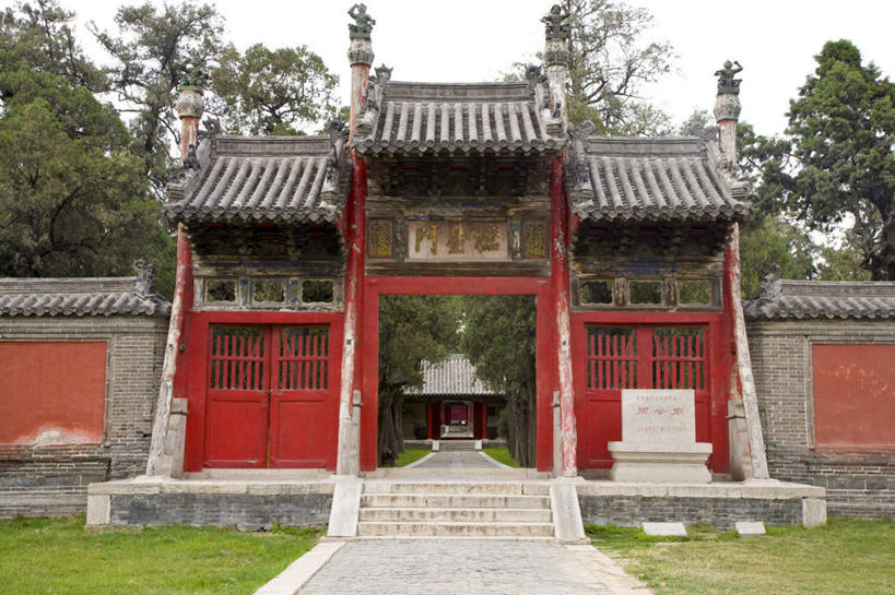 无人,寺庙,横图,室外,白天,正面,旅游,度假,草地,草坪,名胜古迹,植物,标志建筑,地标,建筑,雕塑,中国,亚洲,节日,遗迹,艺术,装饰,标志,雕刻,牌匾,文字,字符,古迹,文化,文物,娱乐,标识,建设,古建筑,山东,草,树,树木,绿色,自然,工艺品,庙宇,祈祷,享受,休闲,健康,汉字,旅游胜地,放松,许愿,宗教,佛教,信仰,生长,成长,纪念,祈求,美术,中文,主题,陈列,古文明,东亚,曲阜,曲阜市,山东省,中华人民共和国,华东地区,功能,美学,国文,华文,鲁,释教,平安,彩图,庙,寺,文宪王庙,元圣庙,周公庙