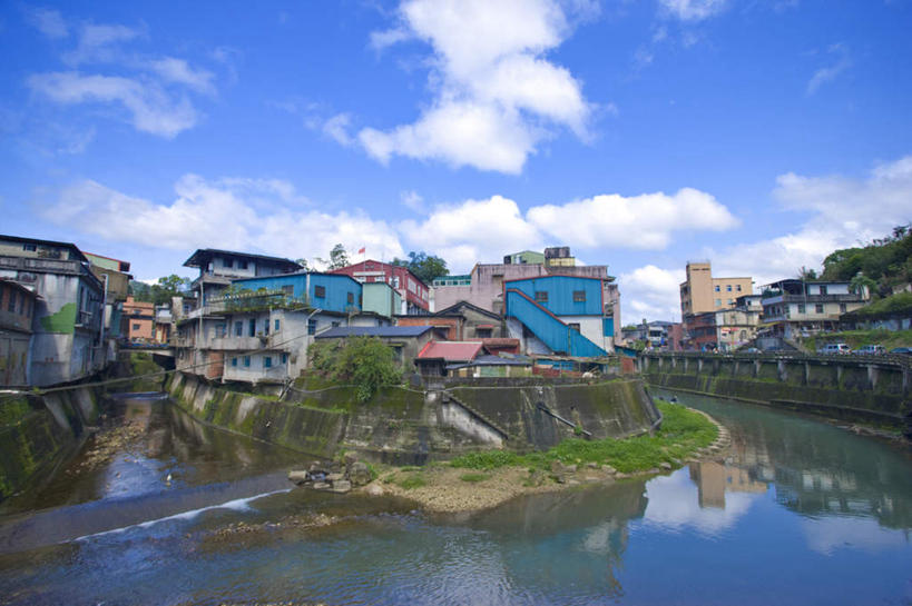 无人,家,横图,室外,白天,正面,度假,草地,草坪,河流,美景,水,植物,城市风光,城市,台湾,中国,亚洲,阴影,光线,影子,房屋,屋子,河水,景观,水流,云,云朵,公寓,云彩,娱乐,洋房,楼房,住宅,草,蓝色,绿色,白云,蓝天,天空,阳光,天,享受,休闲,景色,放松,晴朗,东亚,台北县,港澳台,中华人民共和国,台湾省,新北,新北市,晴空,彩图,房子,平溪区,台