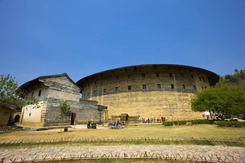 无人,家,横图,室外,白天,仰视,旅游,度假,草地,草坪,名胜古迹,植物,标志建筑,地标,建筑,中国,亚洲,阴影,遗迹,光线,影子,房屋,屋子,古迹,文物,娱乐,建设,古建筑,楼房,住宅,草,树,树木,蓝色,绿色,蓝天,天空,阳光,自然,天,享受,休闲,旅游胜地,放松,生长,晴朗,成长,福建,古文明,东亚,土楼,福建省,永定县,万里无云,中华人民共和国,华东地区,闽,龙岩,龙岩市,晴空,晴空万里,彩图,低角度拍摄,房子,福建土楼,客家土楼,客家土围楼,圆形围屋