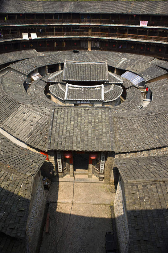 无人,家,竖图,俯视,室外,白天,旅游,度假,名胜古迹,标志建筑,地标,建筑,中国,亚洲,遗迹,瓦片,房屋,屋子,建筑群,瓦,古迹,文物,娱乐,建设,古建筑,楼房,住宅,享受,休闲,旅游胜地,瓦房,放松,建造,福建,古文明,东亚,屋瓦,土楼,福建省,永定县,中华人民共和国,华东地区,闽,龙岩,龙岩市,彩图,高角度拍摄,房子,福建土楼,客家土楼,客家土围楼,圆形围屋