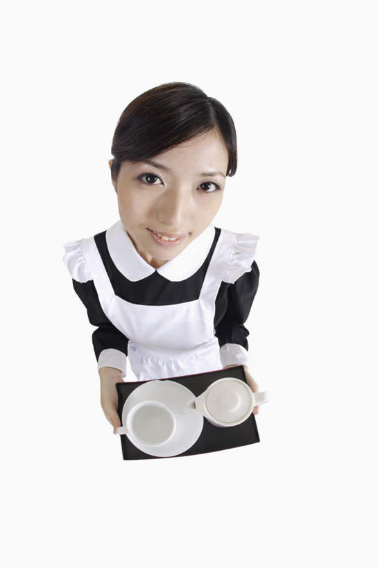 东方人,一个人,站,捧,笑,微笑,露齿笑,竖图,俯视,室内,白天,白色背景,工作服,裙子,制服,杯子,餐具,亚洲,仅一个年轻女性,仅一个女性,仅一个人,阴影,连衣裙,反射,瓷器,碟子,盘,围裙,影子,咖啡杯,陶瓷制品,注视,黄种人,盘子,碟,观察,看,站着,摄影,影棚,观看,察看,女仆,关注,瓷杯,婢女,女婢,女侍,工作制服,年轻女性,女人,女性,亚洲人,端,端着,捧着,手捧,抬头,仰头,站立,彩图,高角度拍摄,全身,影棚拍摄,工作套服,拍摄