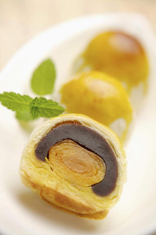 点心,月饼,无人,竖图,俯视,室内,特写,白天,桌面,桌子,叶子,中秋节,一排,切开,阴影,节日,朦胧,模糊,庆祝,整齐,反射,木制,影子,料理,食品,面点,绿叶,文化,美食,食物,糕点,排列,三个,木制品,切,庆典,中式,嫩叶,纪念,队列,剖面,切面,宫饼,胡饼,团圆饼,小饼,月团,叶,叶片,彩图,高角度拍摄,八月会,八月节,拜月节,端正月,秋节,团圆节,月节,月夕