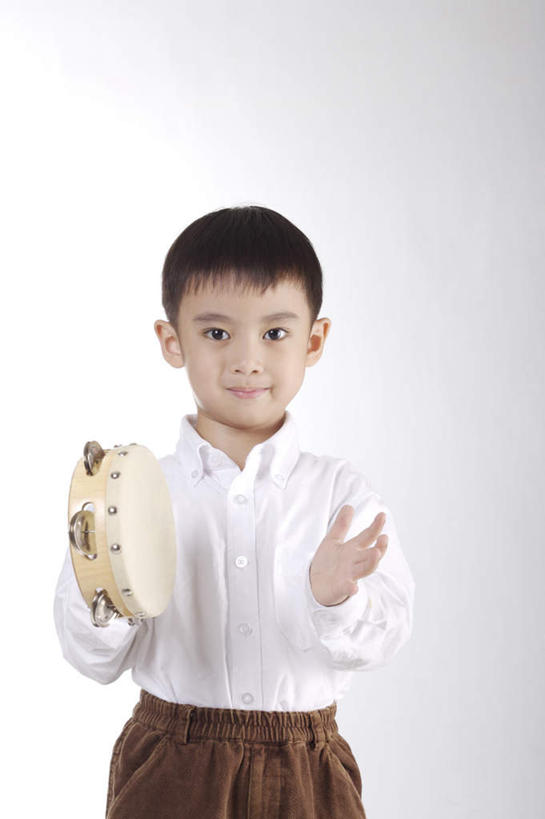 东方人,儿童,一个人,站,竖图,室内,白天,白色背景,正面,纯洁,亚洲,仅一个男性,仅一个人,握,阴影,服装,反射,影子,钹,乐器,拿,拿着,注视,休闲装,黄种人,小孩,衣服,观察,看,站着,仅一个小孩,休闲,休闲服,可爱,童年,童趣,握着,摄影,服饰,影棚,观看,打击乐器,察看,铙钹,铜钹,关注,童真,烂漫,无邪,天真,男孩,男人,男性,亚洲人,孩子,站立,半身,彩图,影棚拍摄,拍摄,男生