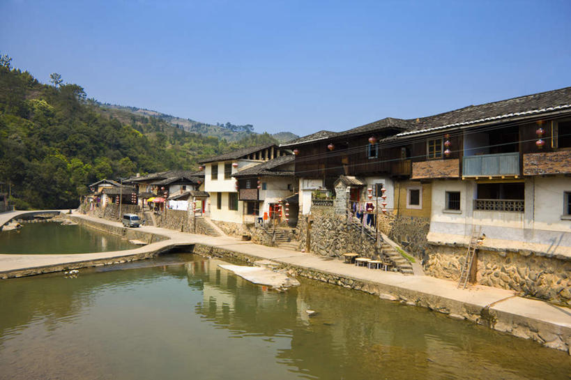 无人,家,横图,室外,白天,正面,旅游,度假,河流,石头,山,山脉,树林,水,植物,标志建筑,地标,建筑,中国,亚洲,阴影,光线,石子,影子,房屋,屋子,河水,山峰,水流,公寓,桥,山峦,娱乐,建设,石桥,洋房,楼房,拱桥,住宅,栈桥,树,树木,蓝色,绿色,蓝天,天空,阳光,自然,群山,天,享受,休闲,旅游胜地,放松,拱形,生长,晴朗,成长,人行桥,石拱桥,福建,东亚,福建省,南靖县,万里无云,中华人民共和国,华东地区,闽,漳州,漳州市,石块,晴空,晴空万里,彩图,房子,兰水县