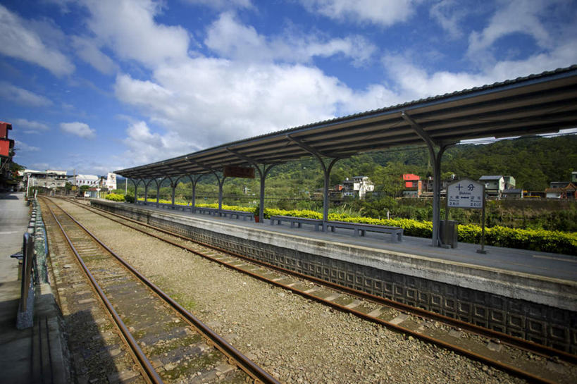 无人,横图,室外,白天,正面,度假,草地,草坪,美景,树林,植物,城市风光,城市,路,铁路,车站,台湾,中国,亚洲,阴影,光线,影子,景观,云,云朵,轨道,站台,交通,铁轨,云彩,娱乐,月台,草,树,树木,蓝色,绿色,白云,蓝天,天空,阳光,自然,天,享受,休闲,景色,放松,运输,生长,晴朗,成长,东亚,台北县,港澳台,中华人民共和国,台湾省,新北,新北市,晴空,彩图,平溪区,台