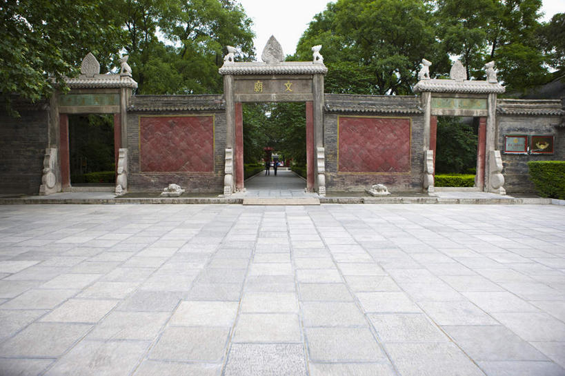 无人,横图,室外,白天,正面,旅游,度假,名胜古迹,树林,植物,门,标志建筑,地标,建筑,雕塑,西安,中国,亚洲,遗迹,艺术,装饰,雕刻,雕像,古迹,文物,娱乐,建设,古建筑,石雕,树,树木,绿色,天空,自然,工艺品,门框,天,享受,休闲,旅游胜地,放松,生长,晴朗,成长,纪念,美术,主题,陈列,古文明,东亚,陕西,陕西省,碑林,西安市,万里无云,中华人民共和国,省会,功能,美学,西北地区,陕,晴空,晴空万里,彩图,西安碑林,西安碑林博物馆