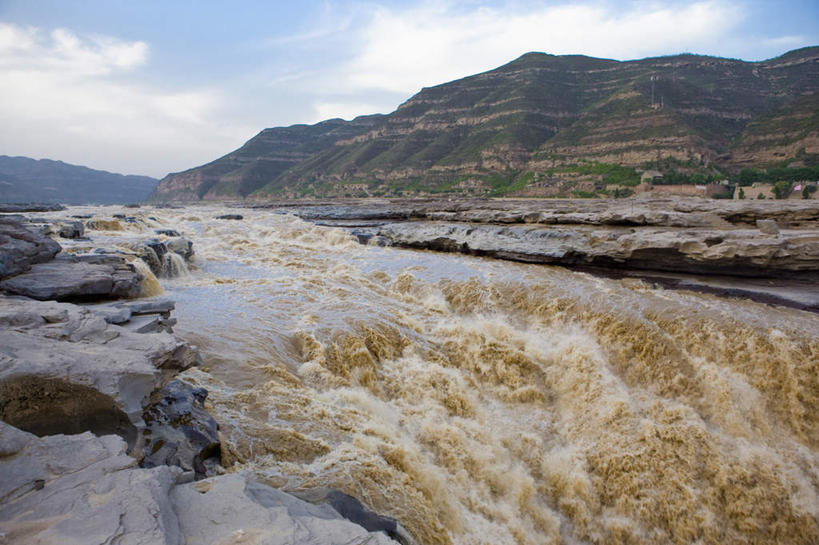 无人,横图,室外,白天,正面,旅游,度假,河流,石头,美景,瀑布,山,山脉,水,黄河,中国,亚洲,阴影,飞溅,溅,光线,石子,液体,影子,河水,景观,山峰,水滴,水流,云,云朵,山峦,云彩,娱乐,水珠,蓝色,白云,蓝天,天空,阳光,自然,群山,天,享受,休闲,景色,放松,晴朗,喷洒,自然风光,东亚,山西,山西省,中华人民共和国,华北地区,晋,临汾,临汾市,跌水,石块,岩石,晴空,彩图,吉县