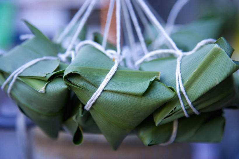 无人,横图,室外,特写,白天,正面,叶子,端午节,吊挂,悬挂,阴影,节日,朦胧,模糊,庆祝,反射,影子,粽叶,绿叶,挂,粽子,文化,绳子,庆典,嫩叶,纪念,绳索,箬叶,芦苇叶,角黍,筒粽,叶,叶片,彩图