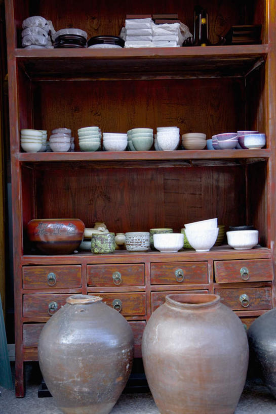 无人,竖图,室外,白天,正面,柜子,静物,许多,阴影,反射,影子,陶瓷,陶瓷制品,储物柜,容器,碗,储藏,缸,储存,储备,蕴藏,贮备,彩图,贮存