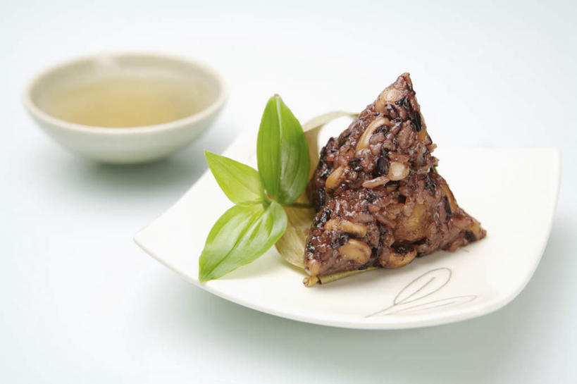 蜂蜜,无人,横图,俯视,室内,特写,白天,白色背景,植物,豆,餐具,叶子,端午节,节日,庆祝,碟子,盘,陶瓷,豆类,豆子,粽叶,红豆,绿叶,陶瓷制品,粽子,文化,盘子,容器,碟,碗,庆典,嫩叶,摄影,影棚,纪念,储藏,储存,花蜜,赤豆,豆科,箬叶,芦苇叶,止痛,角黍,筒粽,红小豆,解毒,冬酿,石蜜,端阳节,五月节,午日节,叶,叶片,彩图,高角度拍摄,影棚拍摄,拍摄,赤豆粽,贮存